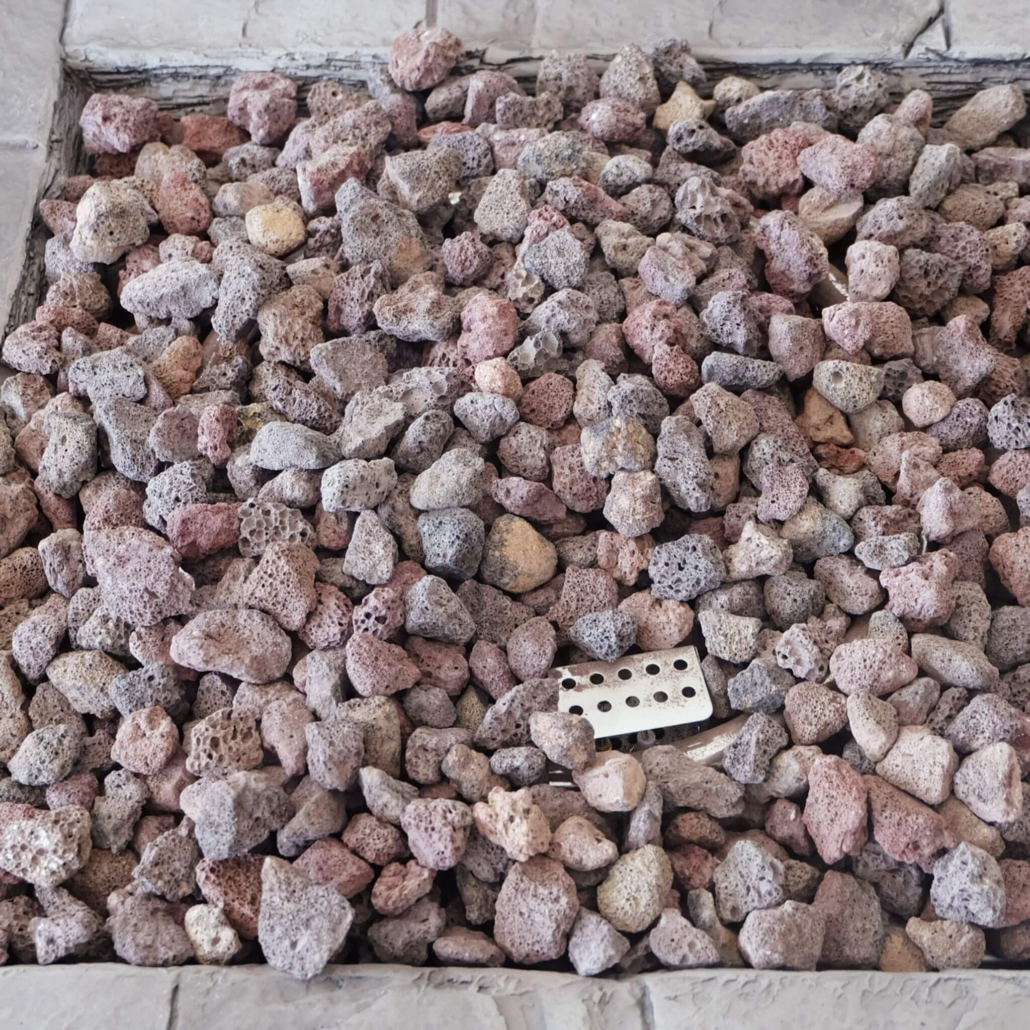 Alora 30-Inch Modern Outdoor 40K BTU Steel Frame Propane Fire Table With Lava Rocks (SAK12756)